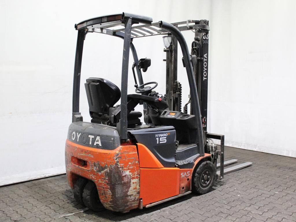 montacarga electrico tipo operarador sentado triciclo 